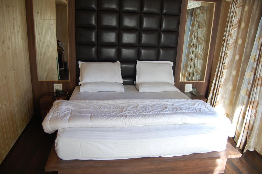 Hotel Zahgeer Continental غولمارغ الغرفة الصورة