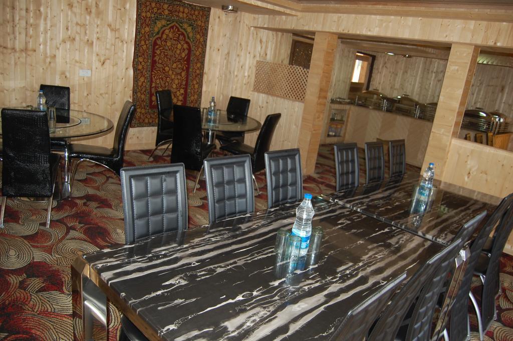 Hotel Zahgeer Continental غولمارغ الغرفة الصورة