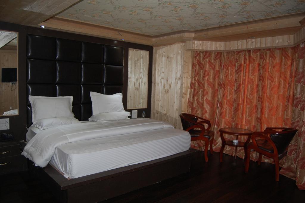Hotel Zahgeer Continental غولمارغ الغرفة الصورة