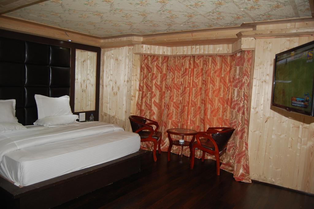 Hotel Zahgeer Continental غولمارغ الغرفة الصورة