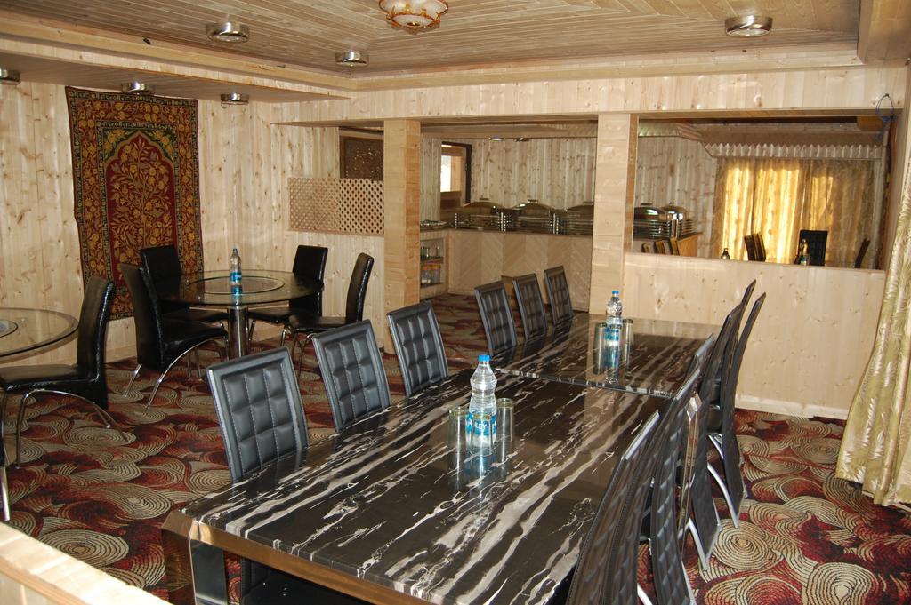 Hotel Zahgeer Continental غولمارغ الغرفة الصورة